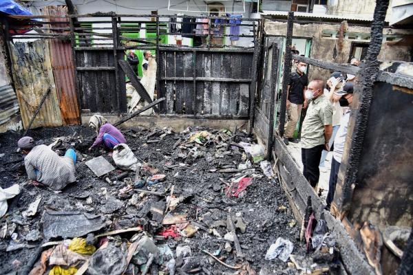 Kunjungi Korban Kebakaran Jalan Wahidin Medan, Gubernur Edy Rahmayadi Berikan Bantuan